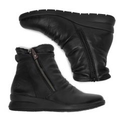Botki Rieker. Czarne botki damskie Rieker, bez wzorów, bez obcasa, na koturnie, bez zapięcia. Za 439.99 zł.
