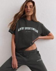Damski T-shirt, krótki rękaw, pudełkowy, bawełniany Varsity ciemny bluszcz. Zielone t-shirty damskie Aim'n, l, bez wzorów, z bawełny, klasyczne, bez kołnierzyka, bez ramiączek. Za 175.00 zł.