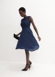 Sukienka mini z koronką. Niebieskie sukienki damskie bonprix, bez wzorów, z koronki, eleganckie, bez kołnierzyka, bez ramiączek, mini. Za 309.99 zł.