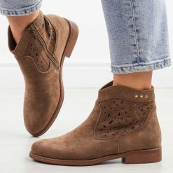 Coffee wiosenne zamszowe ażurowe botki damskie S.Barski 51-113. Brązowe botki damskie S.BARSKI, na jesień, w ażurowe wzory, z jeansu, boho, z okrągłym noskiem, bez obcasa, na obcasie, bez zapięcia. Za 219.00 zł.