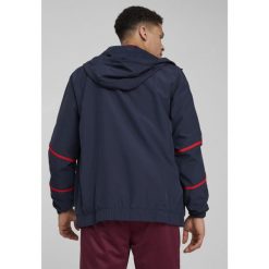 Męska kurtka przedmeczowa z tkaniny FC Red Bull Salzburg PUMA Club Navy Red Blue. Czerwone kurtki męskie Puma, m, bez wzorów, z tkaniny, sportowe, bez kaptura. Za 469.00 zł.