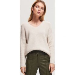 Sweter z prążkowanej dzianiny - Kremowy. Białe swetry nierozpinane damskie Reserved, l, bez wzorów, z dzianiny, bez kołnierzyka, bez ramiączek. Za 69.99 zł.