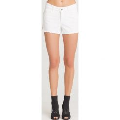 SZORTY JEANSOWE MARY LIU JO. Białe szorty damskie Liu Jo, z aplikacjami, z bawełny. Za 353.00 zł.