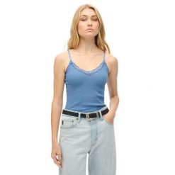 Krótki top z koronkową lamówką dla kobiet Superdry Essential. Niebieskie topy damskie Superdry, bez wzorów, z koronki, bez kołnierzyka, bez ramiączek. W wyprzedaży za 103.30 zł.