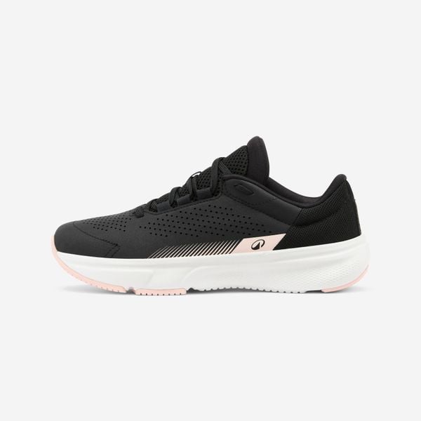 Buty sportowe damskie Essential Icon. Czarne obuwie sportowe damskie Decathlon, bez wzorów, z kauczuku, bez zapięcia, do biegania. Za 119.99 zł.