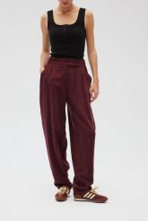 Eleganckie spodnie z przeszyciami w kolorze BORDO - EMBER-XS/S. Spodnie materiałowe damskie Marsala, bez wzorów, z gumy, biznesowe. Za 399.90 zł.