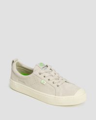 Trampki zamszowe damskie Cariuma OCA Low Vintage White Suede. Białe trampki i tenisówki damskie CARIUMA, bez wzorów, z gumy, bez zapięcia. Za 258.30 zł.