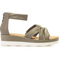 Clarks Sandały Clarks Clara Rae 26165378. Sandały damskie Clarks, bez wzorów, bez obcasa, bez zapięcia. Za 181.30 zł.