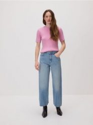 Sweter ze strukturalnym splotem - różowy. Czerwone swetry nierozpinane damskie Reserved, l, bez wzorów, z dzianiny, bez kołnierzyka, bez ramiączek. Za 89.99 zł.