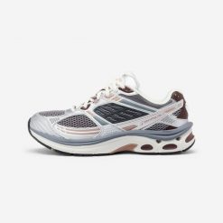 Buty sportowe damskie RR2K. Brązowe obuwie sportowe damskie Decathlon, bez wzorów, z kauczuku, bez zapięcia, trekkingowe. Za 299.99 zł.