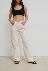 Spodnie jeansowe z szerokimi nogawkami w kolorze LIGHT BEIGE - MANHATTAN-L. Brązowe spodnie materiałowe damskie Marsala, z aplikacjami, z denimu, casualowe. Za 459.90 zł.