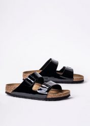 Birkenstock Arizona BF Klapki damskie. Czarne klapki damskie Birkenstock, bez wzorów, młodzieżowe, bez obcasa, bez zapięcia. Za 349.99 zł.