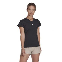 Koszulka AEROREADY Train Essentials Minimal Branding V-Neck. Czarne bluzki damskie Adidas, xs, bez wzorów, z materiału, sportowe, bez kołnierzyka, bez ramiączek. Za 109.00 zł.
