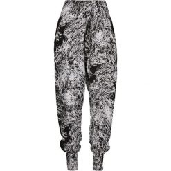 Spodnie Damskie Sarong. Białe spodnie dresowe damskie Urban Classics, bez wzorów, sportowe, długie. Za 104.99 zł.