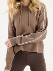 Sweter z kapturem - brązowy. Brązowe swetry nierozpinane damskie Sinsay, l, bez wzorów, bez kołnierzyka, bez ramiączek. Za 69.99 zł.