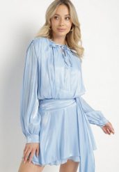 Niebieska Wiskozowa Sukienka Ozdobiona Wiązaniem i Falbanką Rallio. Niebieskie sukienki damskie Born2be, na co dzień, l, z aplikacjami, z jeansu, eleganckie, bez kołnierzyka, bez ramiączek, mini, proste. Za 139.99 zł.