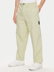Calvin Klein Jeans Spodnie materiałowe J30J325126 Zielony Regular Fit. Zielone spodnie materiałowe męskie Calvin Klein Jeans, bez wzorów, z bawełny. Za 519.99 zł.