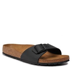 Klapki Birkenstock. Czarne klapki damskie Birkenstock, bez wzorów, bez obcasa, bez zapięcia. Za 359.99 zł.
