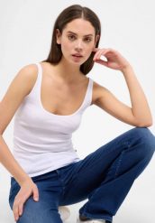 Damski Top Mustang Style Lynn General White 1013930 2045. Białe topy damskie Mustang, m, bez wzorów, bez kołnierzyka, bez ramiączek. Za 59.99 zł.