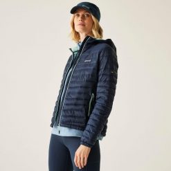 Kurtka turystyczna damska Hurden. Szare kurtki sportowe damskie Regatta, bez wzorów, z materiału, bez ramiączek, bez kaptura, trekkingowe. W wyprzedaży za 249.99 zł.