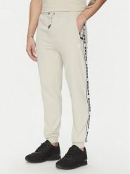 Guess Spodnie dresowe Z2YB19 K6ZS1 Écru Regular Fit. Spodnie sportowe męskie Guess, m, z aplikacjami, z bawełny. Za 209.99 zł.