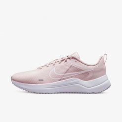 Buty do biegania damskie Nike Downshifter 12. Czerwone obuwie sportowe damskie Nike, bez wzorów, bez zapięcia, do biegania, nike downshifter. Za 229.99 zł.