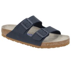 Klapki dla dorosłych Birkenstock Arizona. Niebieskie klapki damskie Birkenstock, bez wzorów, z materiału, klasyczne, bez obcasa, bez zapięcia. Za 277.00 zł.