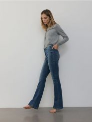 Jeansy bootcut - niebieski. Niebieskie jeansy damskie Reserved, bez wzorów, z bawełny, z podwyższonym stanem. W wyprzedaży za 89.99 zł.