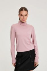 Sweter z golfem różowy. Czerwone swetry nierozpinane damskie MOODO, l, bez wzorów, z poliamidu, bez kołnierzyka, bez ramiączek. Za 99.99 zł.