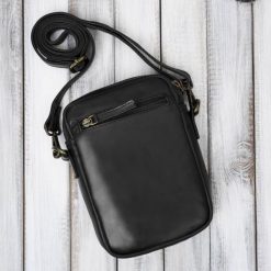 Saszetka męska skórzana na ramię czarna mała funkcjonalna Paolo Peruzzi IM-02-BL. Czarne saszetki i nerki męskie ze skóry, na ramię, małe. Za 104.55 zł.