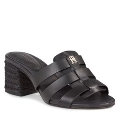 Klapki Tommy Hilfiger. Czarne klapki damskie Tommy Hilfiger, bez wzorów, bez obcasa, bez zapięcia. Za 289.99 zł.