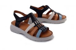 Artiker Relaks 58C2007 Granatowy, sandały damskie. Niebieskie sandały damskie Artiker Relaks, bez wzorów, ze skóry, bez obcasa, na koturnie, bez zapięcia. Za 229.90 zł.