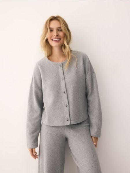 Kardigan z ozdobnymi guzikami - jasnoszary. Szare kardigany damskie Reserved, l, bez wzorów, z bawełny, bez kołnierzyka. Za 119.99 zł.