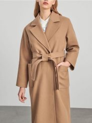 Płaszcz z wiązaniem - kremowy. Białe płaszcze damskie Sinsay, l, bez wzorów, eleganckie, bez kołnierzyka, bez kaptura. Za 139.99 zł.