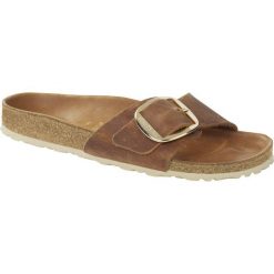 Klapki damskie Birkenstock Madrid Big Buckle Cognac Natural Leather. Brązowe klapki damskie Birkenstock, na lato, bez wzorów, z materiału, bez obcasa, bez zapięcia. Za 590.00 zł.