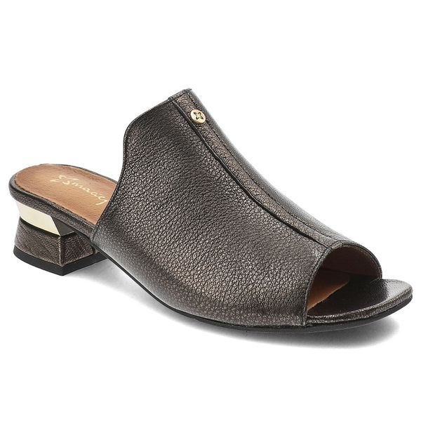 Szare Klapki Maciejka Modne Obuwie Damskie. Szare klapki damskie Maciejka, bez wzorów, ze skóry, eleganckie, z otwartym noskiem, bez obcasa, na obcasie, bez zapięcia. Za 229.00 zł.