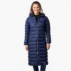 Kurtka damska hiking wodoodporna wiatroszczelna oddychająca Östersund Long. Niebieskie kurtki sportowe damskie SWEDEMOUNT, bez wzorów, z puchu, bez ramiączek, bez kaptura, trekkingowe. Za 899.99 zł.