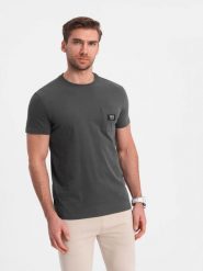 Casualowy t-shirt męski z naszywką na kieszeni – grafitowy V11 OM-TSCT-0109 - XXL. Szare t-shirty męskie Ombre Clothing, l, z aplikacjami, z bawełny, bez kołnierzyka, bez ramiączek. Za 77.99 zł.