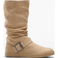 Kozaki zimowe. Czarne kozaki damskie bonprix, na zimę, bez wzorów, ze skóry, bez obcasa, bez zapięcia. Za 147.99 zł.
