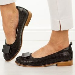 Czarne skórzane półbuty damskie Cambell 19456. Czarne balerinki damskie Cambell, na lato, z aplikacjami, z jeansu, eleganckie, z okrągłym noskiem, bez obcasa, na obcasie, bez zapięcia. W wyprzedaży za 201.52 zł.