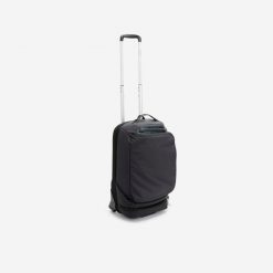 Walizka sportowa Kipsta Urban 30 L. Czarne walizki damskie Decathlon, bez wzorów, z materiału. Za 269.99 zł.