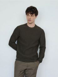 Sweter z wiskozą - zielony. Zielone swetry męskie Reserved, l, bez wzorów, z dzianiny, bez kołnierzyka, bez ramiączek. Za 99.99 zł.