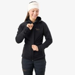 Kurtka Narciarska Narciarstwo biegowe Kobieta Nordic Wiatroszczelny. Czarne kurtki sportowe damskie SWEDEMOUNT, m, bez wzorów, z materiału, bez ramiączek, z kapturem, na fitness i siłownię. Za 279.99 zł.
