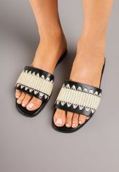 Czarne Klapki z Tłoczeniem w Stylu Boho Tatorelea. Czarne klapki damskie Born2be, z aplikacjami, boho, bez obcasa, na płaskiej podeszwie, bez zapięcia. W wyprzedaży za 52.49 zł.