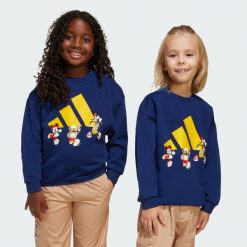 Bluza Adidas Disney Mickey Mouse. Niebieskie bluzy damskie Adidas, bez wzorów, z materiału, bez ramiączek, bez kaptura. W wyprzedaży za 99.50 zł.