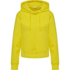 Bluza damska z kapturem Hummel Go 2.0. Żółte bluzy damskie Hummel, bez wzorów, sportowe, bez ramiączek, z kapturem. Za 231.00 zł.