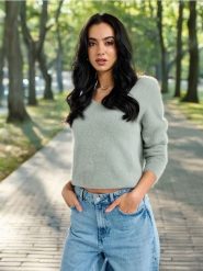 Sweter - zielony. Zielone swetry nierozpinane damskie Sinsay, l, bez wzorów, z materiału, bez kołnierzyka, bez ramiączek. Za 69.99 zł.