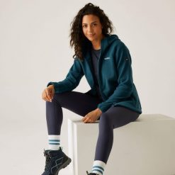 Bluza damska z kapturem Elinn. Niebieskie bluzy damskie Regatta, bez wzorów, z polaru, sportowe, bez ramiączek, z kapturem. W wyprzedaży za 200.80 zł.