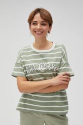 Bluza w paski z napisem oliwkowa. Zielone bluzy damskie MOODO, l, bez wzorów, z bawełny, bez ramiączek, bez kaptura. W wyprzedaży za 49.99 zł.