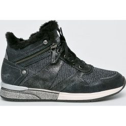 Mustang - Buty. Szare obuwie sportowe damskie Mustang, bez wzorów, z materiału, z okrągłym noskiem, bez zapięcia. W wyprzedaży za 139.90 zł.